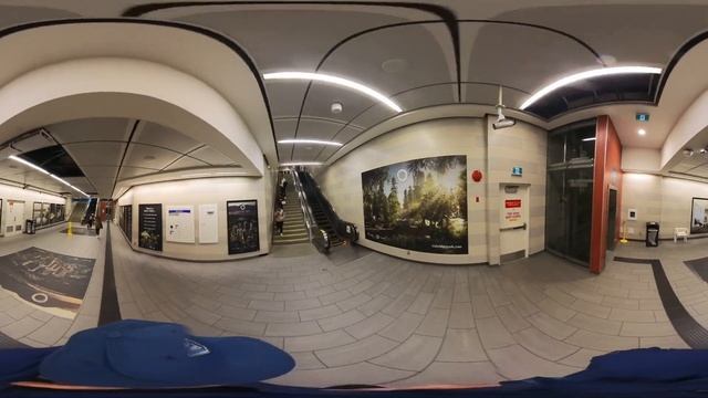 Vancouver - Skytrain - Oakridge-41st Ave Station - Walk to Platform 360 смотреть онлайн