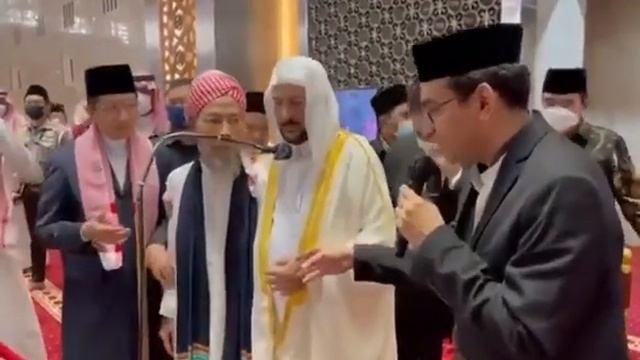 مسن اندونيسي ينهار باكياً من الفرح عندما اختاره وزير الشؤون الاسلامية‬⁩ للحج على نفقة ⁧‫المملكة‬⁩ смотреть онлайн
