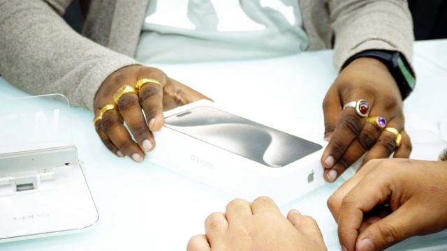 iPhone 15 Pro Max Unboxing at Moment Enterprise. Apple Authorised Store in India. Best Apple Store смотреть онлайн
