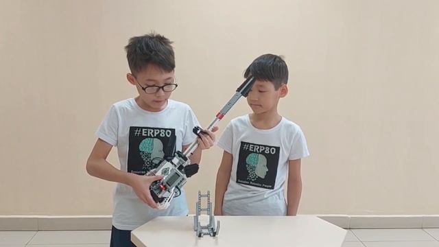 ERP80 | РОБОТ ГИТАРА на базе LEGO MINDSTORMS EV3 смотреть онлайн