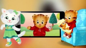 Тигренок Даниэль играет в мяч