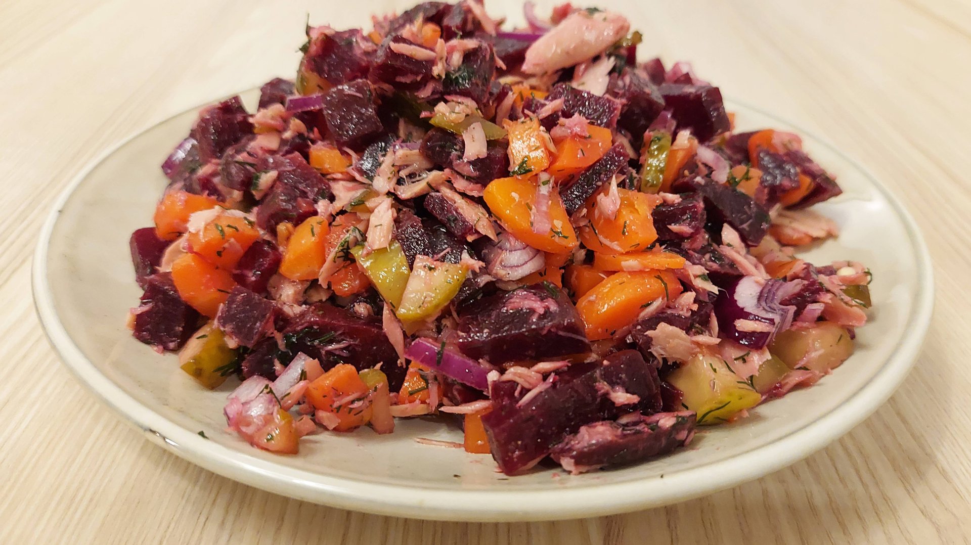 Салат с тунцом и свеклой на скорую руку Этот салат просто Объедение! Рецепт простой и очень вкусный! смотреть онлайн