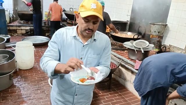 Most Delicious Sweets in Lahore | Qasr-e-Shereen Anarkali Since 1960 | Mutton korma | Umair Minhas смотреть онлайн