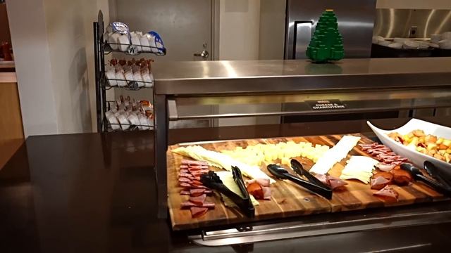 Checking Into The LEGOLand Hotel! | Kingdom Room Tour, Skyline Lounge Dinner & More Fun! смотреть онлайн