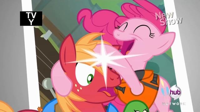 Pinkie takes selfies down a waterfall - Pinkie Apple Pie смотреть онлайн
