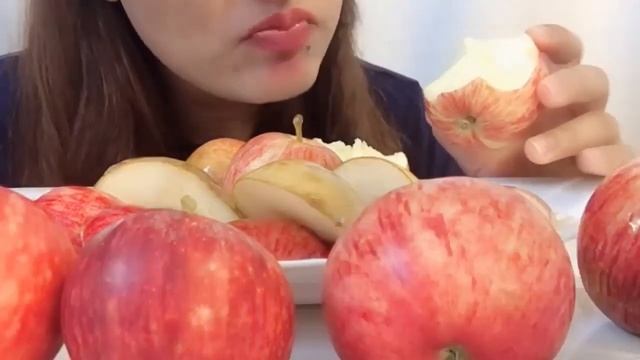 ASMR Girl eating apple смотреть онлайн