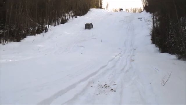 Defender летит в горку, водитель мастер :) смотреть онлайн