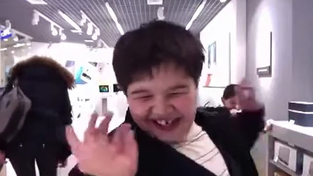 Чувак в Apple Store, Россия смотреть онлайн
