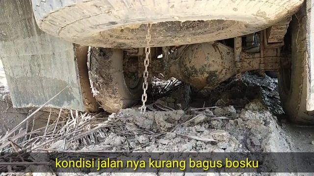 Evakuasi terpuruk memanfaatkan putaran roda | truk sawit terpuruk di lumpur смотреть онлайн