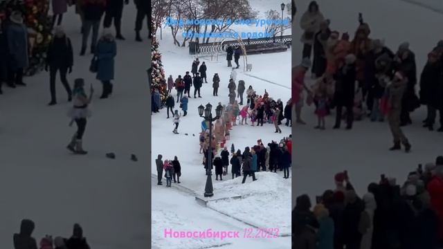 Дед морозы в шортах и снегурочки в купальниках обливаются холодной водой в Новосибирске #новосибирск