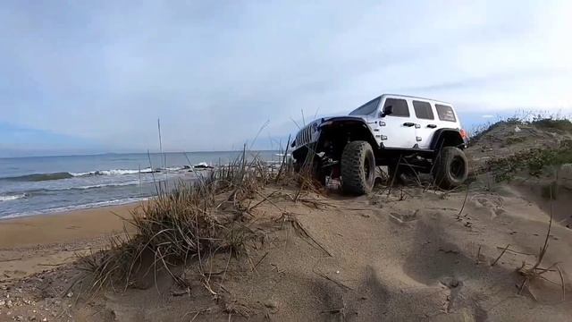 AXIAL SCX6 JEEP CRAWLER AT SEA WITH ER PIRATA RC смотреть онлайн