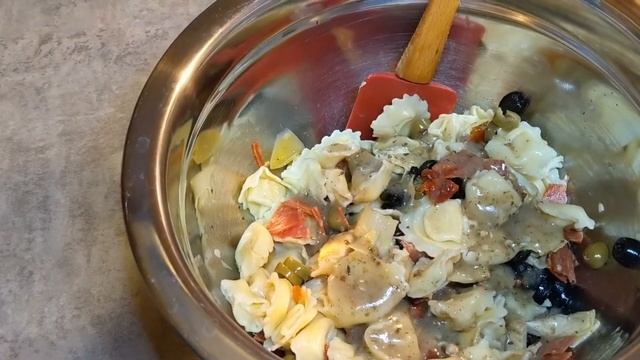 Cheese Tortellini Pasta Salad смотреть онлайн