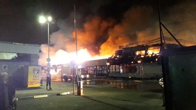 Пожар на станции Мытищи 22.08.2022. Вид со стороны железной дороги. смотреть онлайн