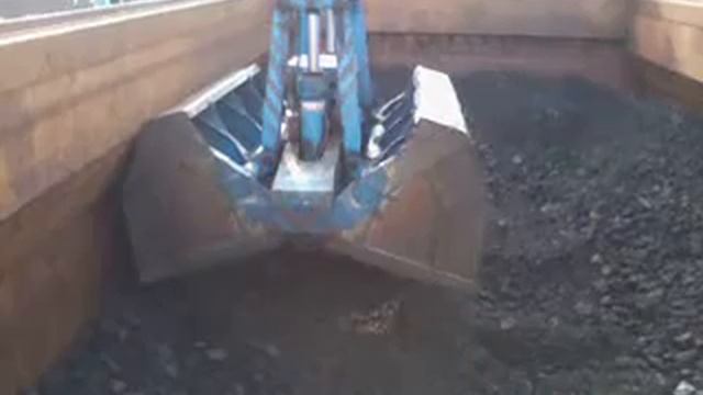 Разгрузка угля. Турция. Супер кран!!! смотреть онлайн