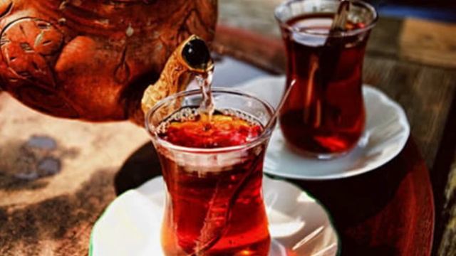 Hamilə arvadını atıb Rusiyada evlənən kişinin əkiz qızları 18 il sonra elə bir şey etdilər ki... смотреть онлайн