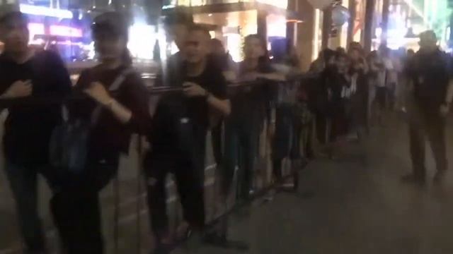 Apple iPhone X release at singapore Apple store смотреть онлайн