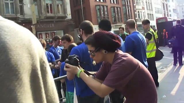 A hint of the long line for Apple iPad 2 in UK (Launch) смотреть онлайн