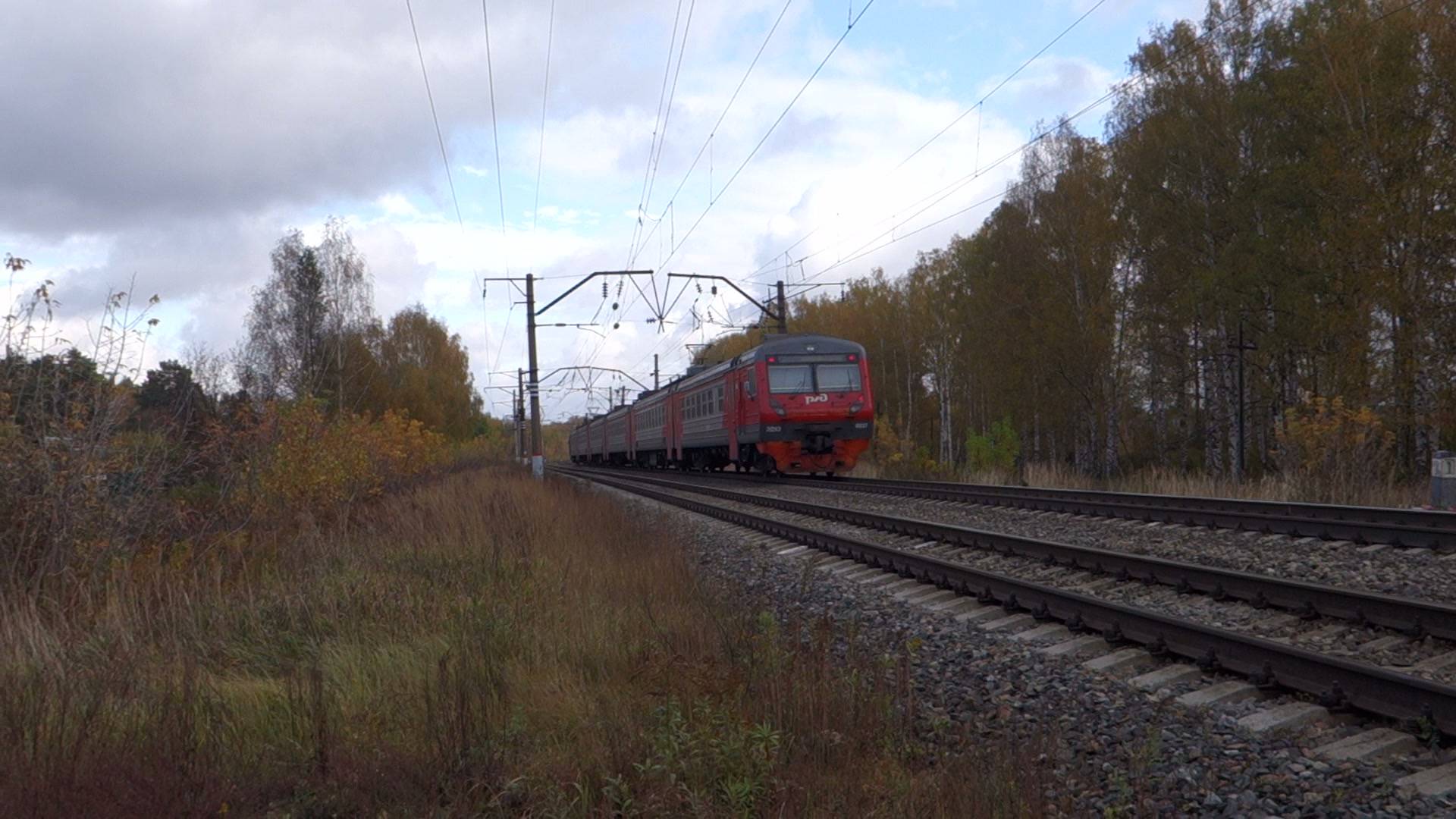 Электропоезд ЭД9Э-0037 сообщением Нижний Новгород - Семёнов прибывает на станцию Киселиха смотреть онлайн