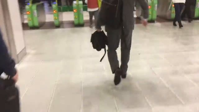 Apple Pay has Arrived in Japan Public Transport: See how it works on Apple Watch смотреть онлайн