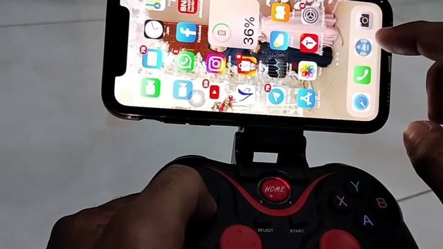 mencoba bermain e football menggunakan gamepad T3 pada iPhone xr (ios) смотреть онлайн