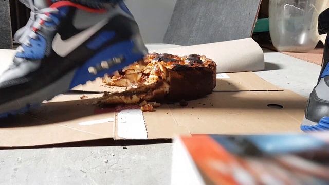 Crushing an apple cake with Nike Air Max 90 смотреть онлайн