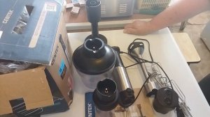 Блендер мой СТ-1313 показываю как снять насадки и венчки.И ответ тем кто пишет не снимать.