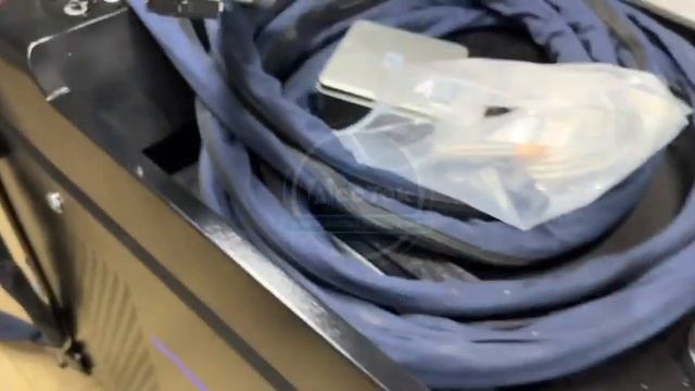 1000 Вт 3 в 1 волоконный лазерный очиститель в России 3 in 1 fiber laser cleaning machine in Russi смотреть онлайн