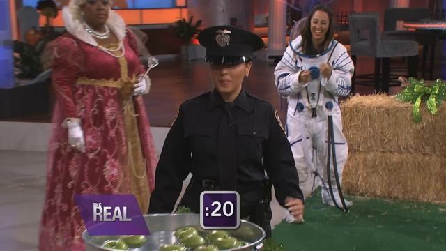 Jeannie & Adrienne Go Bobbing смотреть онлайн