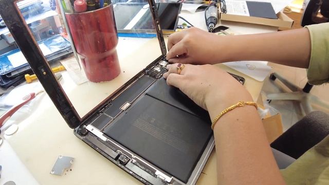 iPad Gen7 Battery Replacement : เปลี่ยนแบตเตอรี่ iPad Gen7 แบตบวมดันจอขึ้น смотреть онлайн