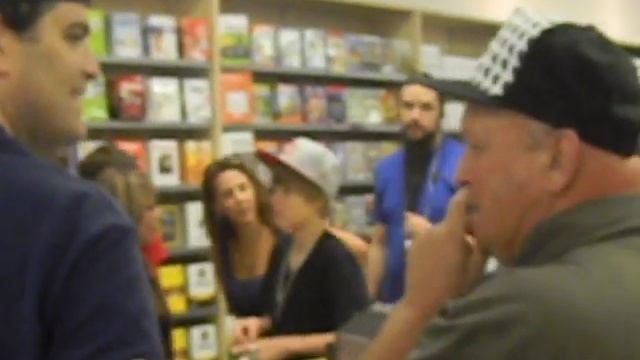 JUSTIN BIEBER AT THE APPLE STORE!!! смотреть онлайн
