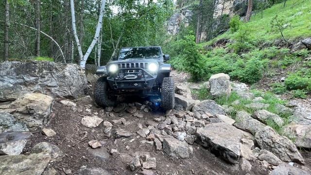 Squeezing Through Camp Five Trail | Jeep Grand Cherokee Off Road in The Black Hills смотреть онлайн