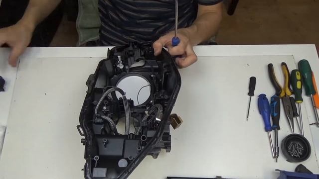 Ремонт фары Audi A5 с заменой стекла. Видеоурок. смотреть онлайн