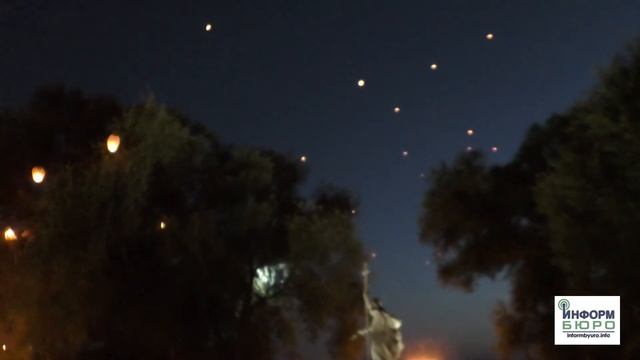 Массовый запуск небесных фонариков смотреть онлайн