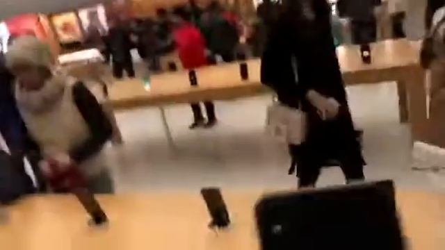iPhone X vs iPhone 8 Plus At Apple Store Union Square SF смотреть онлайн
