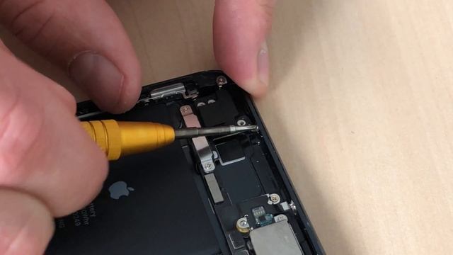 iPhone 7 Plus wifi en bluetooth antenne vervangen - Fixje.nl смотреть онлайн