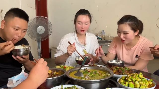 大超被两位美女邀请去山里玩，没想到是要去当苦力，抓只土鸡带回家给妈妈！【大超走四方】 смотреть онлайн