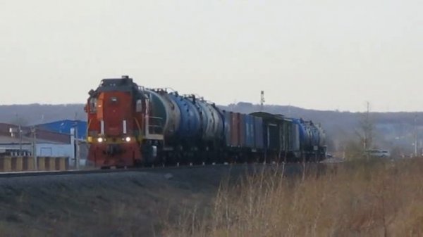 Маневровый тепловоз ТЭМ18ДМ-1285 с грузовым составом