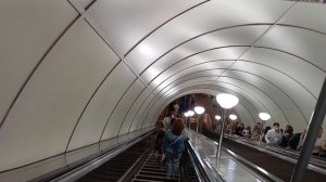 Станция метро Невский проспект переход на Гостиный двор