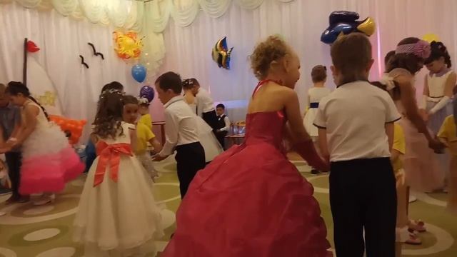 Танец на выпускной в детском саду 69 Маховая Падь.