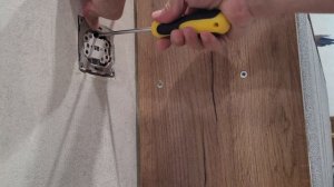 Выпадает розетка, как закрепить выпадающую розетку.