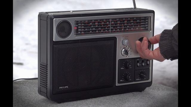 Philips 970 Vintage portable radio 22.1.2023. Filmed in 4k with Sony RX-100MK6 смотреть онлайн