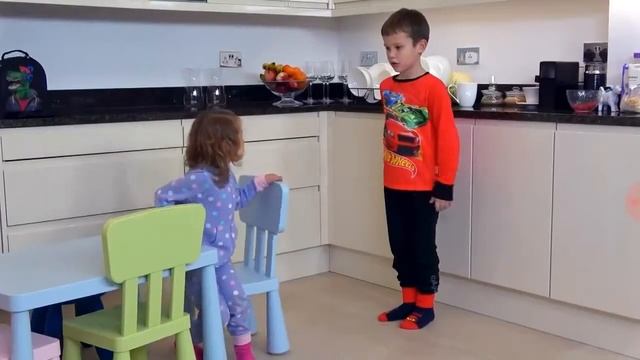 Забыли детей дома. Они побили всю посуду. смотреть онлайн
