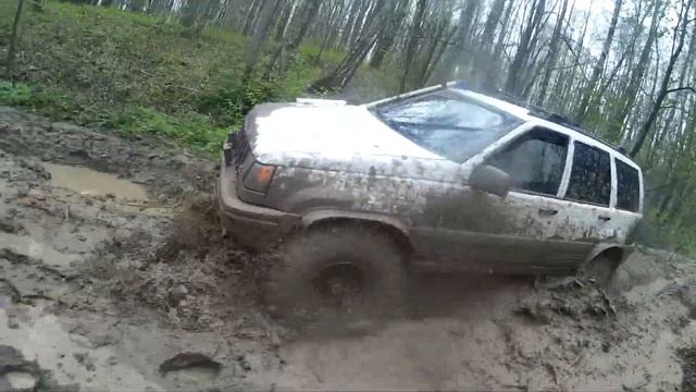Виталик на Jeep Grand Cherokee разматывает место под названием "портальная колея"." смотреть онлайн