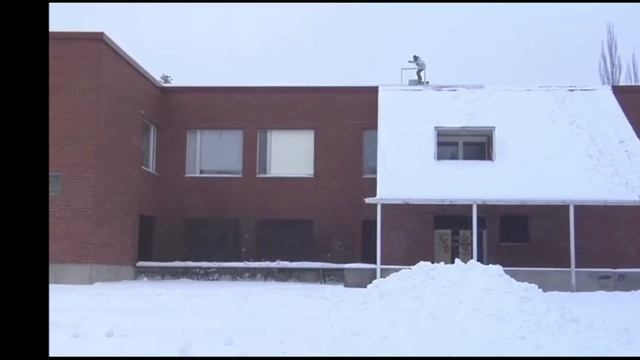 Snowboarder loses control while jumping off roof in Finland смотреть онлайн