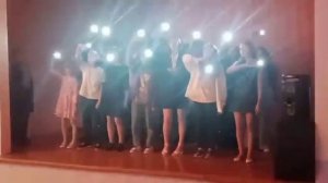 Вечер встречи выпускников. Финальная песня "Зажигаются звезды"