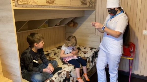 Доктор Хэлп делает уколы. 2 часть