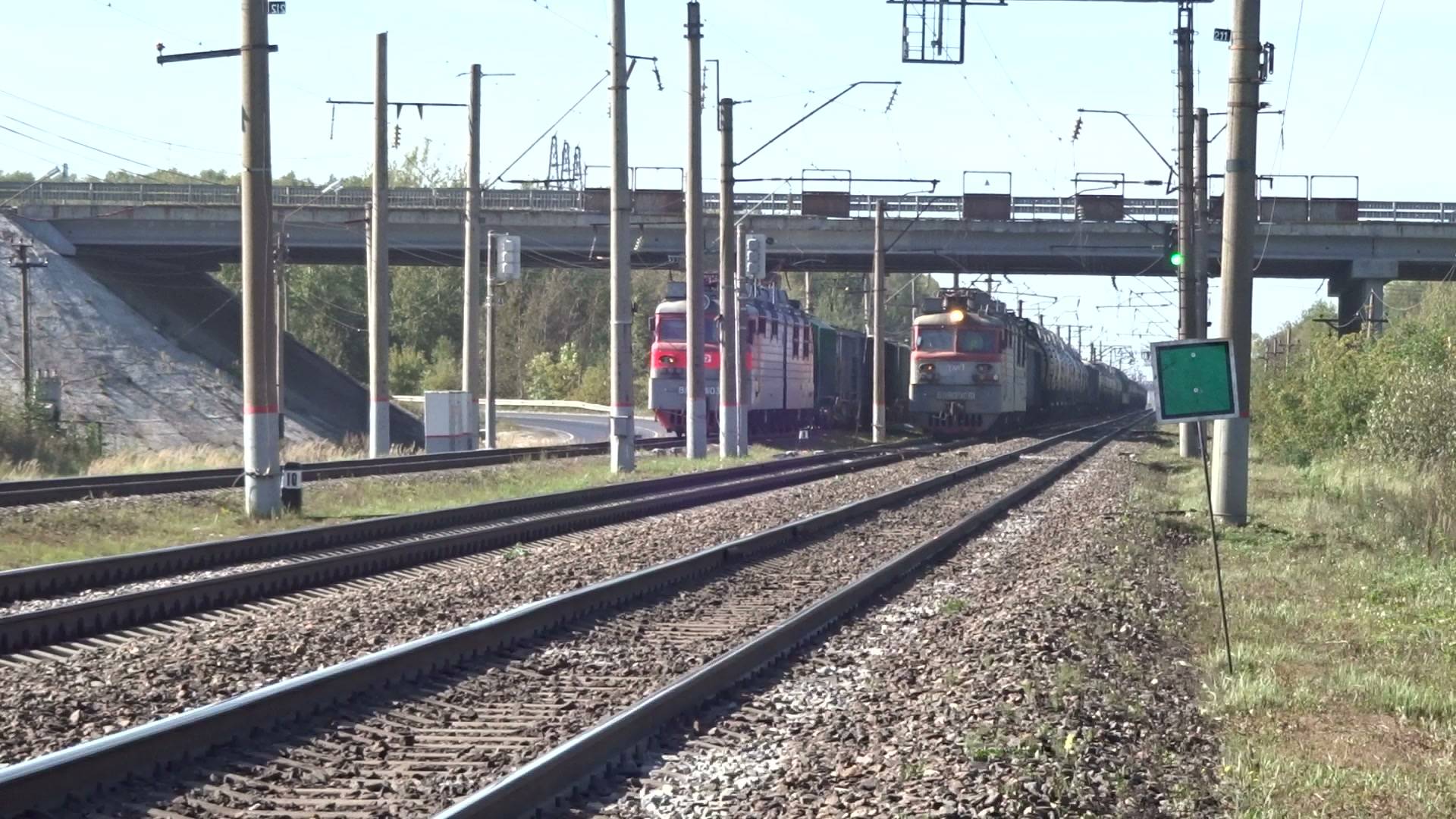 Электровоз ВЛ80с-1061 с грузовым поездом на перегоне Игумново - Доскино смотреть онлайн