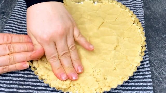 Simple and easy apple pie with Indescribable taste || فطيرة التفاح سهلة و بسيطة أسرع ما يمكن تحضيره смотреть онлайн