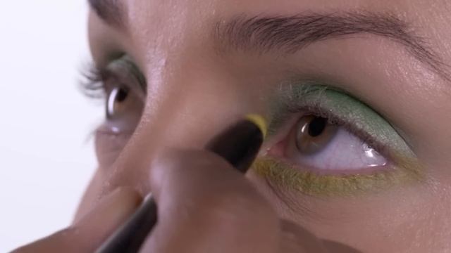 HOW TO: Green Eye Shadow with Fatima Thomas | MAC Cosmetics смотреть онлайн