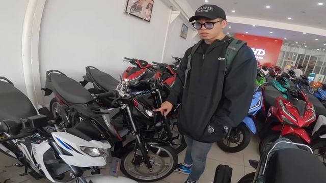 Thanh niên mang đống tiền lẻ vào hãng mua xe Satria Fi và cái kết смотреть онлайн